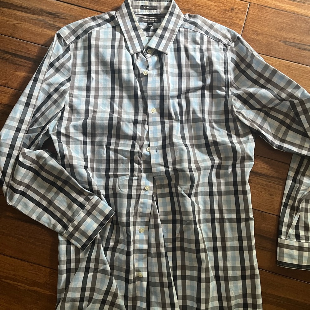 Mens long sleeve banana Republic large shirt.